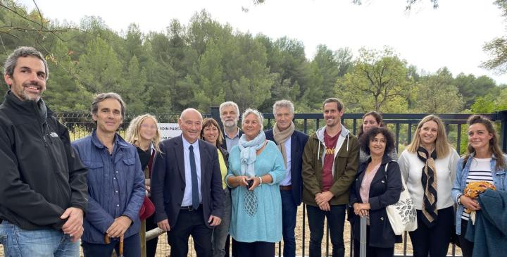 M. LE MAIRE de Castelnau-Le-Lez entouré des acteurs principaux qui ont permis l'élaboration et la création du Jardin Partagé nommé Graine de Caylus.